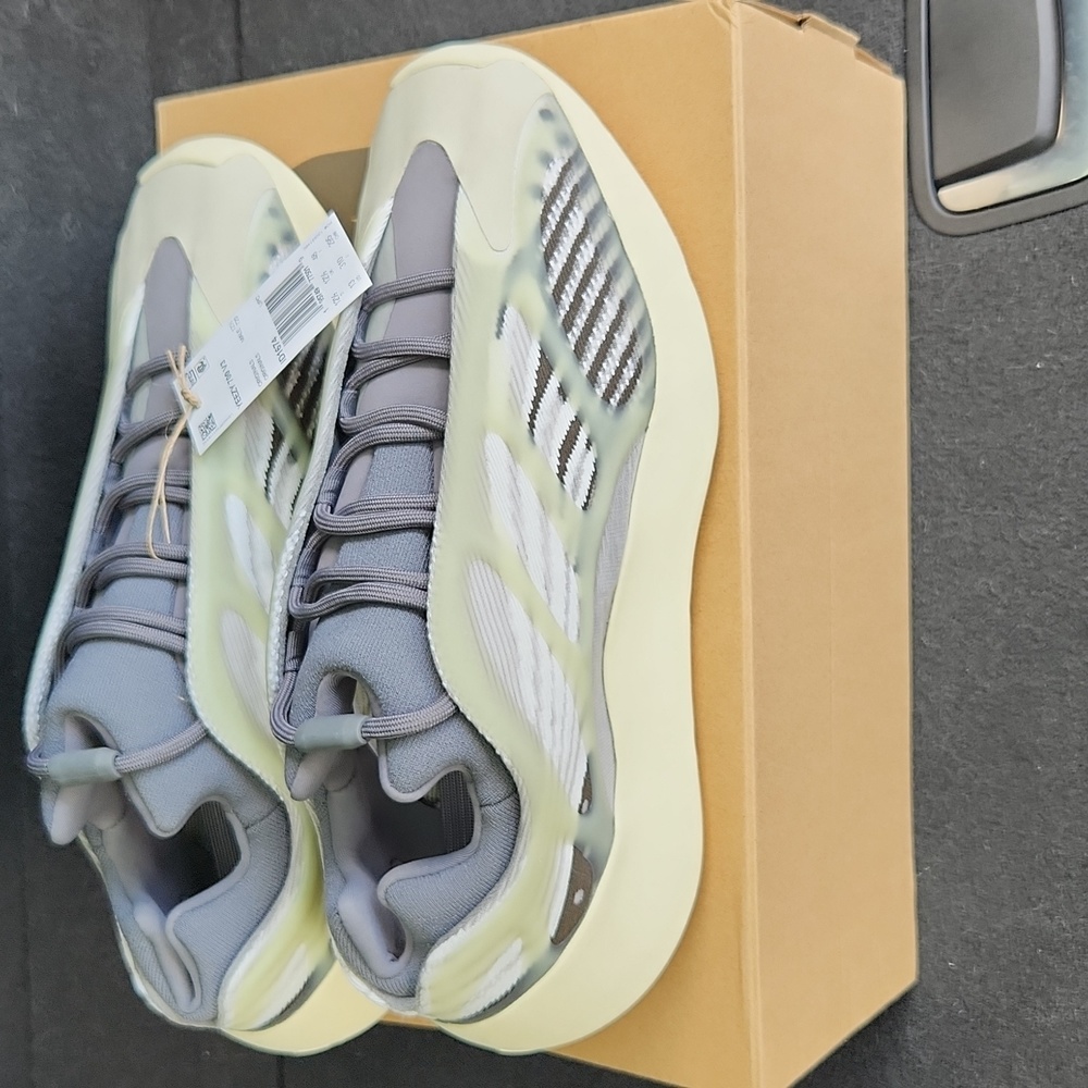 Yezzy Adidas  700 V3